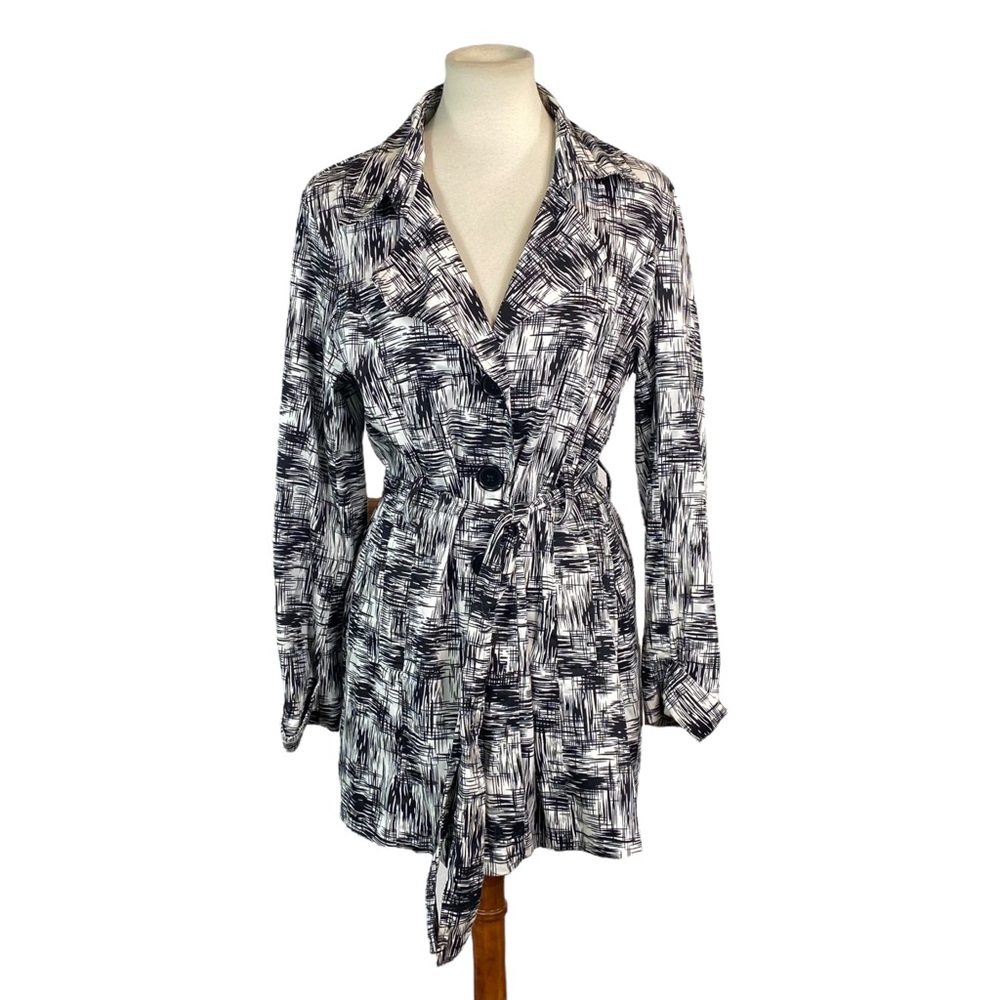 Woman’s Talie white and black belted jacket size XL